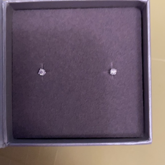 *real 0.10 ct. diamond stud earrings * never worn - Picture 2 of 6